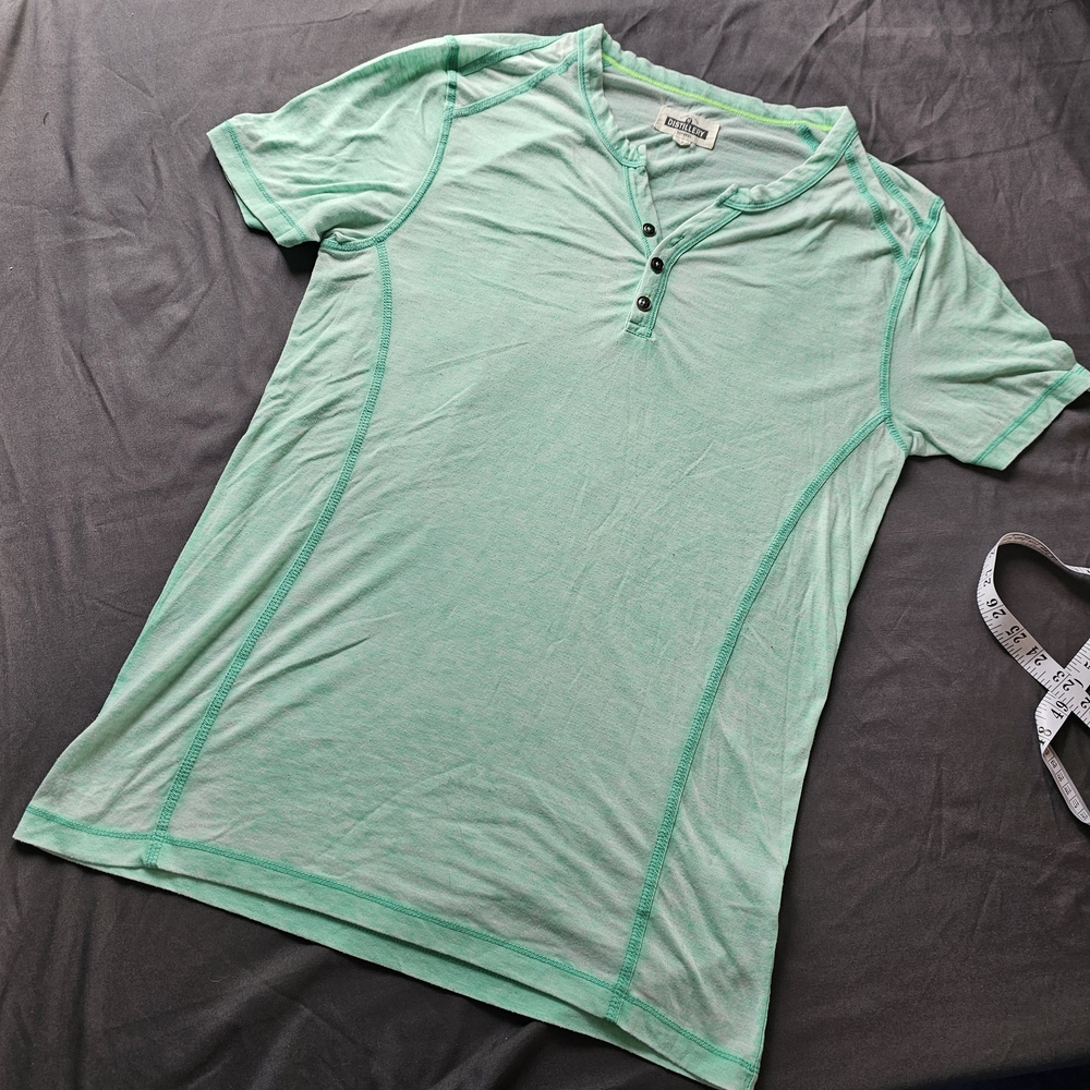 ⭐️ Bright Mint Green Short Sleeve Distillery Henley Tee Size M